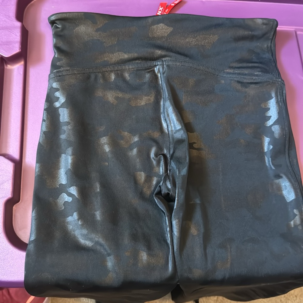 SPANX FAUX LEATHER BLACK MATTE CAMO PRINT LEGGING SMALL - Picture 11 of 14